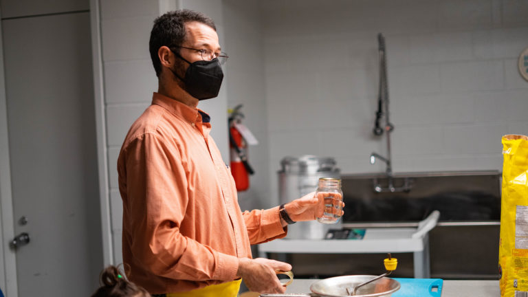 Photo Essay: STU Food Bank hosts ‘a-peeling’ apple canning workshop